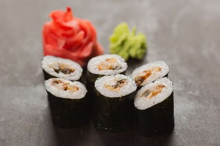 Ролл с угрём