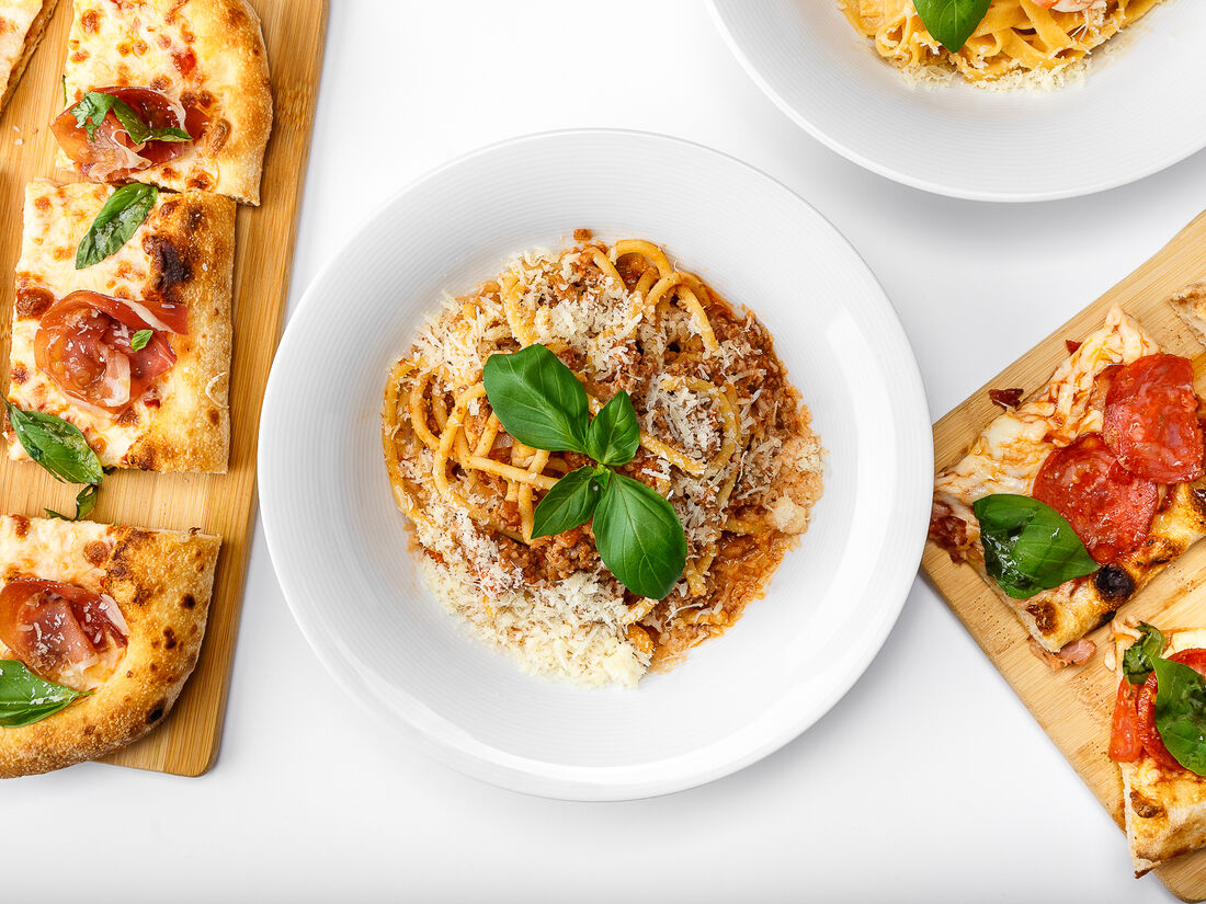 Pizza pasta. Пицца и паста. Итальянская паста и пицца. Итальянская кухня пицца и паста. Пицца с макаронами.