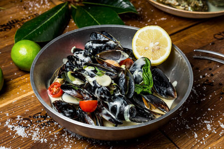 Соте из черноморских мидий в соусе