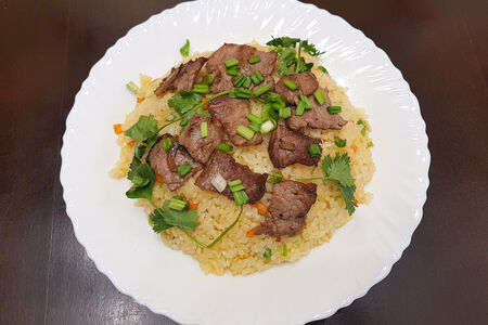 Жареный рис с говядиной