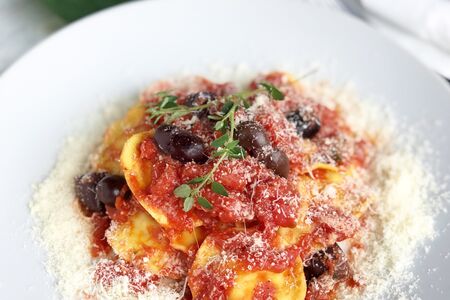 Равиолли с пармезаном в томатном соусе с оливками