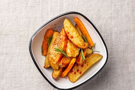 Картофель с морковью и розмарином