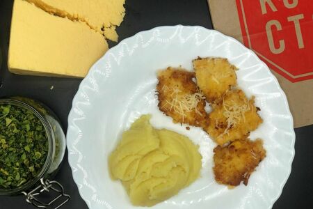 Куриная грудка в сырной панировке с пюре