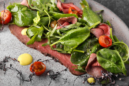 Салат с ростбифом