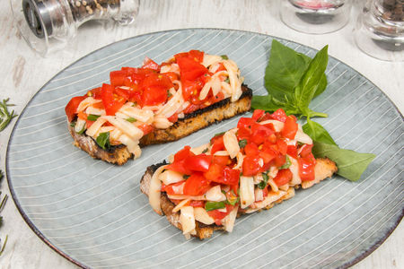 Брускетта с моцареллой