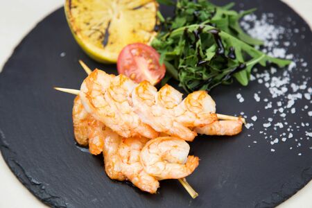 Креветки тигровые жареные на шпажке