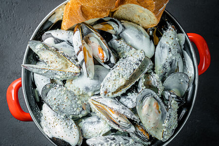 Мидии, сливки, пармезан, перец