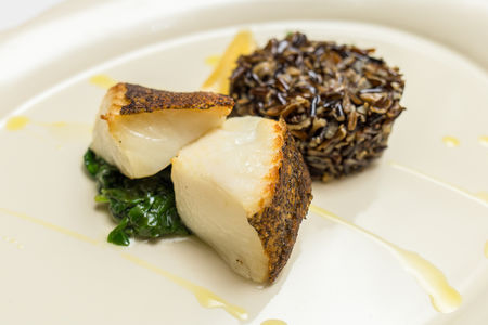 Филе палтуса с пюре из сельдерея и шпинатом