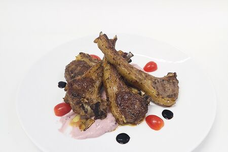 Каре ягненка с ягодным соусом