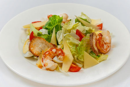 Салат Цезарь с креветками