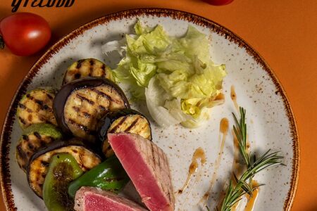 Стейк тунца с овощами гриль