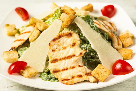 Салат Цезарь с курицей