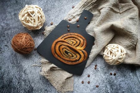 Булочка с маком