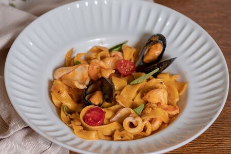 Спагетти с морепродуктами в томатном соусе