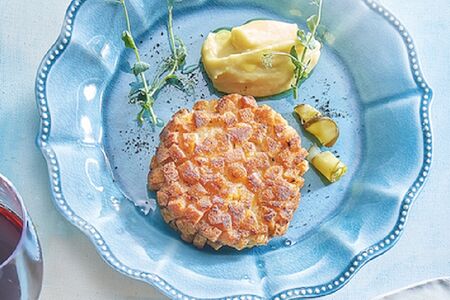 Котлета пожарская с зеленым маслом из эстрагона