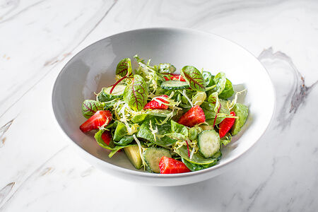 Микс-салат с клубникой и авокадо