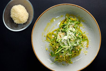 Спагетти с песто и орехами