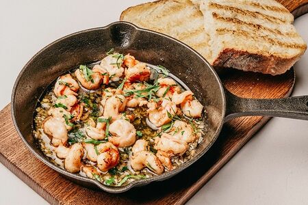 Креветки с чесноком и петрушкой