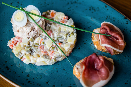 Салат Оливье с тремя видами мяса