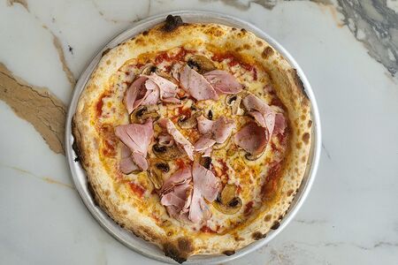 Пицца с тамбовским окороком, грибами и сыром страчателла