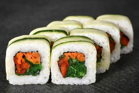 Ролл в огурце веганский