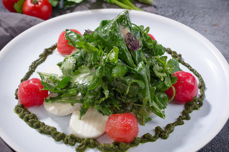 Салат из зелени с моцареллой и помидорами