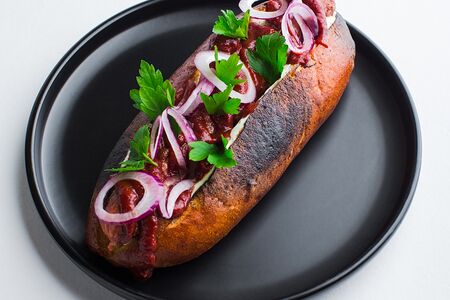 Хот-дог с говяжьей купатой