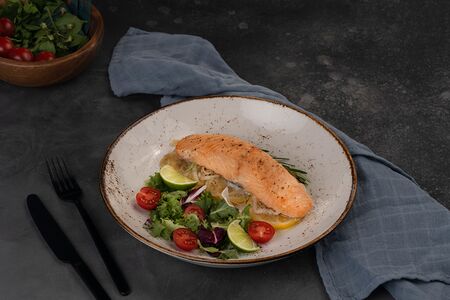 Стейк из лосося с ароматными травами и лаймом