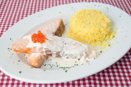 Лосось на гриле c рисом и овощами в сливочно-икорном соусе