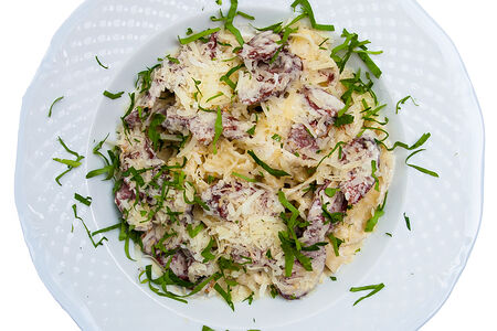 Феттучини с охотничьими колбасками, пармезаном и перечным соусом