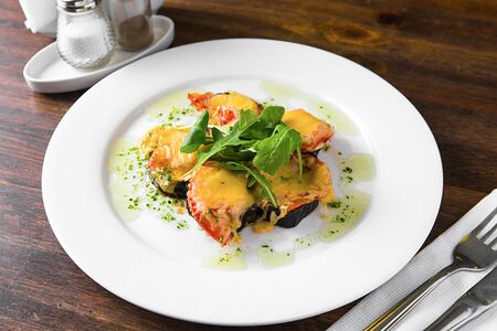Баклажаны по-гречески, запечённые с помидоркой и сырной корочкой