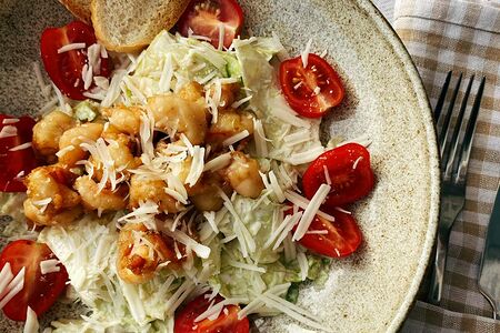 Салат Цезарь с креветками
