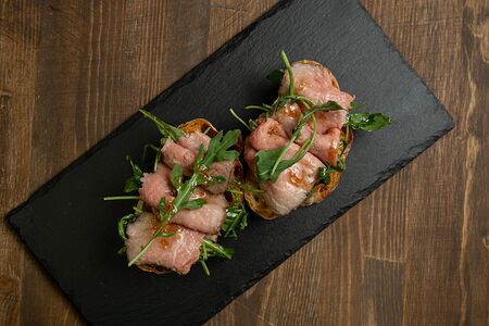 Брускетта с ростбифом