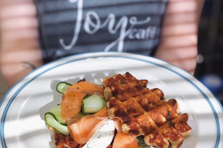 Вафля с лососем, сливочным сыром и овощами