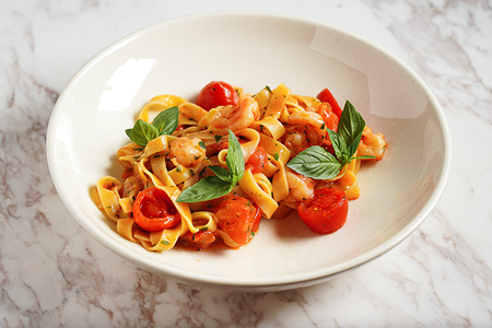 Феттуччине с креветками и соусом помидорини