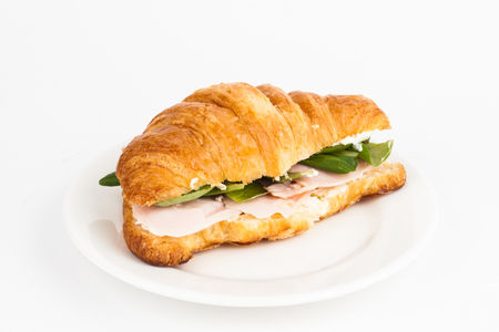 Круассан с копченой куриной грудкой