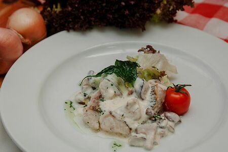 Судак с грибами в сливочном соусе