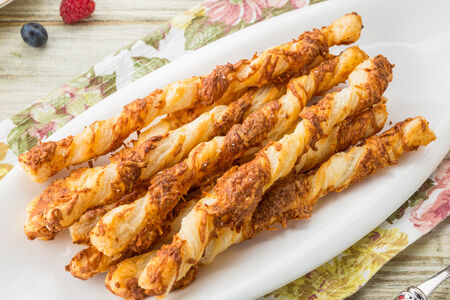 Хрустящие слоеные палочки с сыром и паприкой