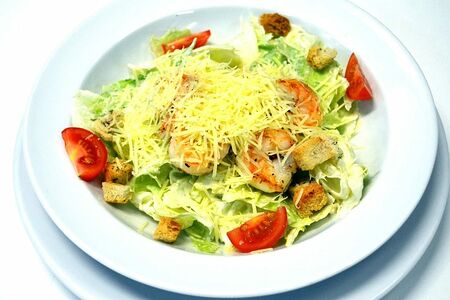 Салат Цезарь с креветками