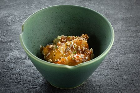 Бананы в кляре с соленой карамелью и миксом орехов