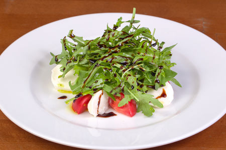 Моцарелла с помидорами