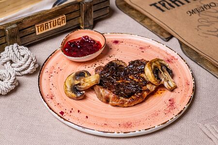 Нежный cвинoй стейк маринованный в имбирно-пряном маринаде