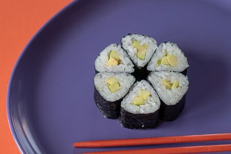 Мини ролл с авокадо