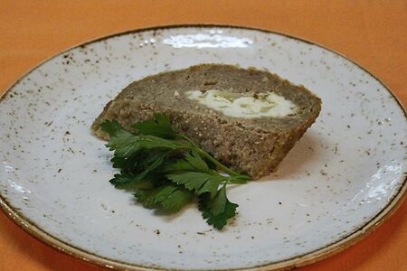 Рулет мясной с яйцом и луком