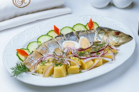 Сельдь филерованныя съ горячей картофелью