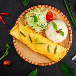 Рис с омлетом и креветками