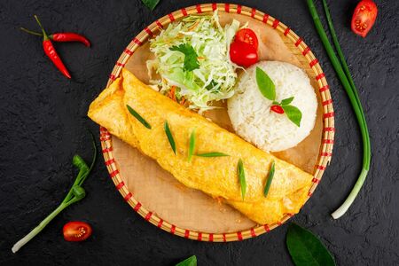 Рис с омлетом и креветками