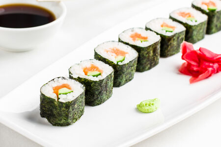 Ролл с лососем и огурцом