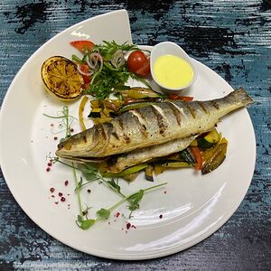 Целая дорадо на травах из духовки с капонатой и спаржей под соусом Бер блан