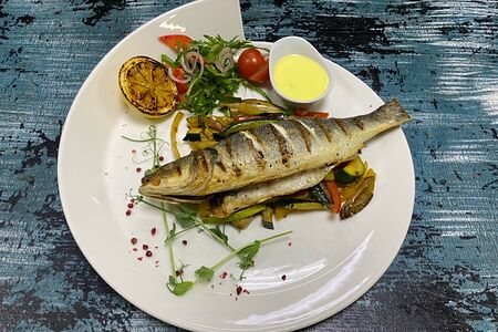 Целая дорадо на травах из духовки с капонатой и спаржей под соусом Бер блан